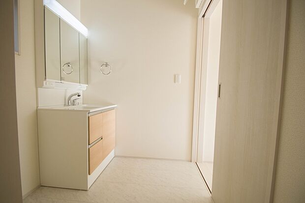 化粧品やドライヤーなどの毎日使う物以外に、買い置きしたシャンプーやリンスなどを見えないように収納できるとうれしいですよね。収納量が多い洗面化粧台は便利です。