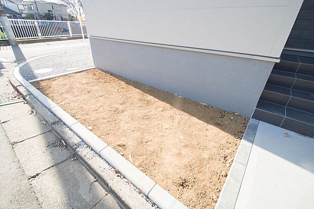 自宅に土いじりが出来るスペースって本当にいいですよね。季節のお花を植えてみては如何ですか。