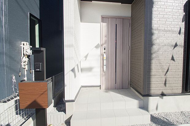 玄関の扉を開けると家族の待つお家。幸せを感じる瞬間です。