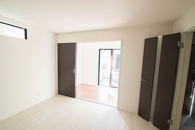 リビングの続き間としても利用できる和室。畳の香りに包まれながら普段は子供の遊び場やご両親様のお部屋として、急な来客の場合は襖を締め切り客間としても利用可能。