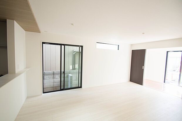 17帖のLDKは広々。光彩豊かでリラックスした空気がお部屋全体に広がります。