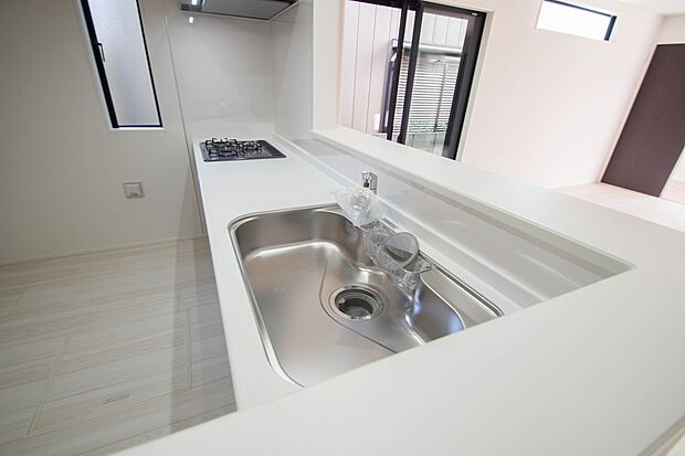 人工大理石のワークトップやシンクは、水を流しただけできれいになったように見えます。白いキッチンは明るく清潔感があり、とっても素敵です。