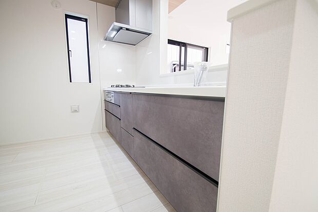 明るい自然光が入る作業スペースを多くとったキッチン採用。夫婦揃ってキッチンに立っても調理がしやすく、家事をしながら会話も弾みます。食器類もすっきりと片付く収納力。