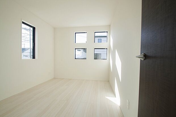 ベッドを置いて主寝室をイメージ。それでも広々してますね。