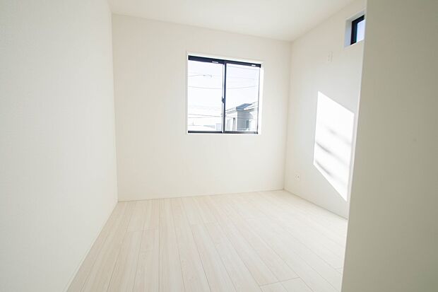 昨今のトレンドになりつつあるのが、広過ぎず、快適すぎない子ども部屋。勉強と寝るだけの部屋にすることで閉じこもりがなくなり、リビングで過ごす時間が増えると言われています。