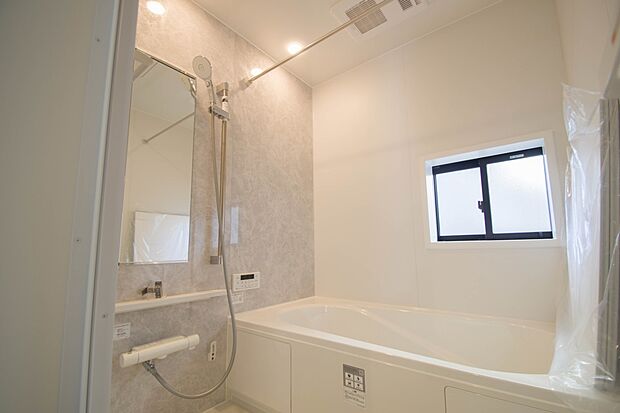 窓がある浴室は心地よいバスタイムを演出してくれます。早起きした日は朝風呂で一日のスタートも良いですね。