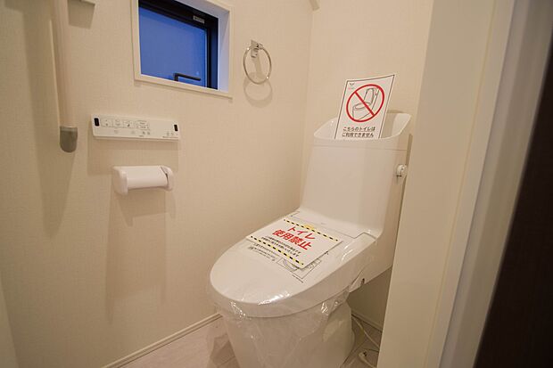 シャワー付きトイレは2ヶ所。安全性を考慮して手すりを付けています。