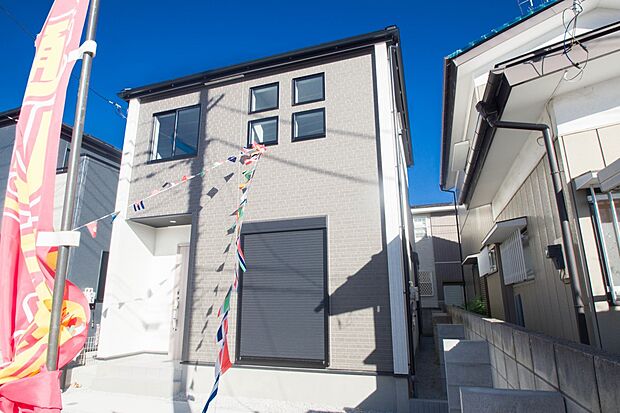 堂々たる趣ながら、主張し過ぎずどこか余裕を感じさせるシャープなフォルムで佇む邸宅は、晴天の空と照らし合わせる事で、本来あるべき完成形の姿を見せてくれます。