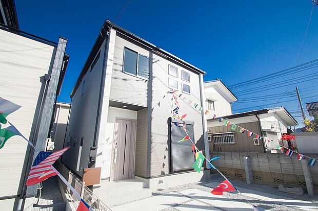 街に溶け合う美しい景観と、採光や風通しを考えて設計された間取り。近隣の視線を考え調整した窓位置など、外観だけでなく、住まうご家族の心地よさを最優先しました。