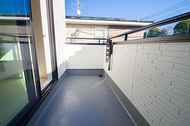 南バルコニーから差し込む陽光・通風は、住環境・快適性と共に有り続ける貴重な「財産」です。この新築戸建に住まう事で手に入れるものは、きっと日常にとっても貴重な存在となるはずです。