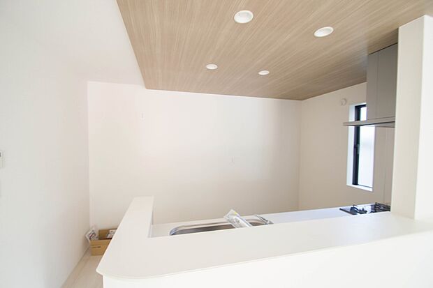 寛ぐ方とお料理をされる方の一体感を重視した設計のキッチン。会話の弾むキッチンは自然とご家族の中心に。