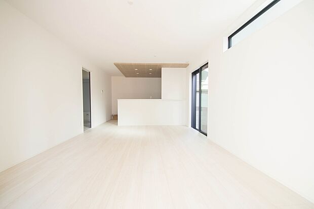 リビングは、食事スペースと寛げる場所設けてもまだ余裕の広さ。明るい光が照らしてくれます。