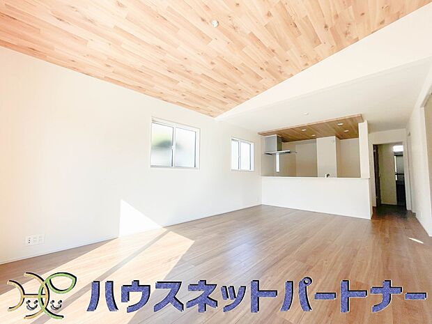 整然とした空間演出、快適な理想の暮らしの実現は家のみの拘りではなく、そこで暮らす方々にとって素敵な環境であることも挙げられると思います。四季折々の変化が奏でる鼓動を楽しんで下さい。