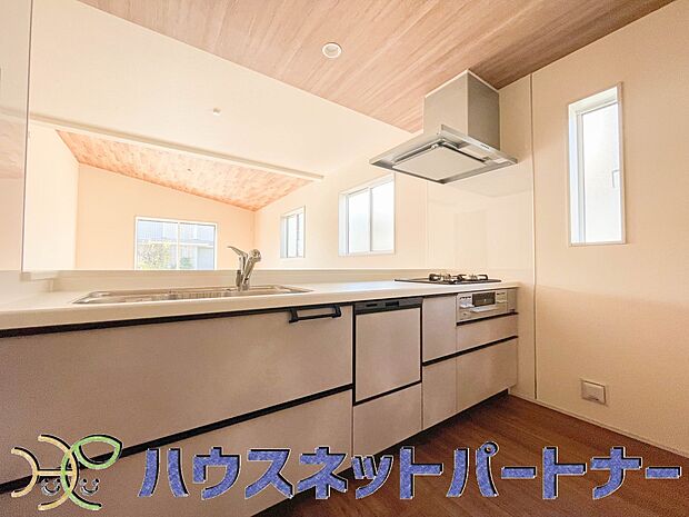 キッチン吊戸棚を無くす事によって、コミュニケーションを重視した設計に致しました。区画によって変わる一体感を、実際にご覧になって頂けましたらと思います。