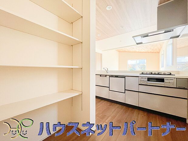 パントリー(食料庫)常温保存できるパン、お米、調味料、缶詰など、日常的に使うものや未開封の食品の収納にぴったり。棚にものを並べて収納すれば、何が足りないのかひと目で確認できます。