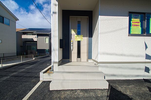 上質感漂う玄関へのアプローチ。居住者の帰り、訪れる方を優しく迎える・安らぎに満ちた生活空間を予感させる。健やかな暮らしを楽しめそう。