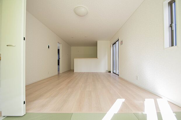 通風・採光に優れ、心地よい光と風が溢れています。 贅沢で豊かな居住性と、プライドを満たすクオリティが見事に調和した住空間。新築ならではの快適なひとときをご体感頂ける筈です。