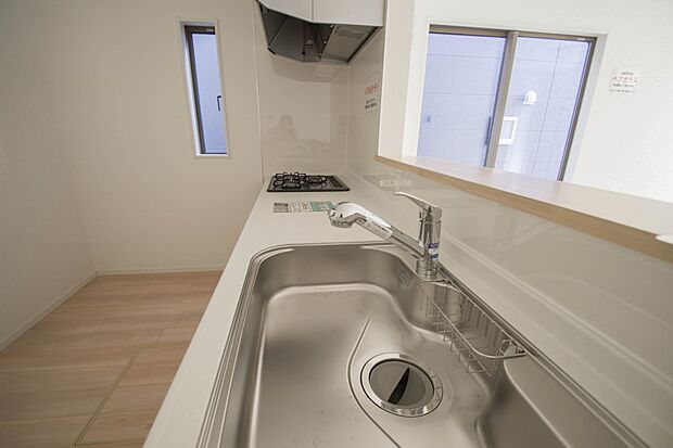 三口コンロで料理の幅を拡げてくれる使いやすいシステムキッチンを採用。洗い場も大きいので野菜や食器を洗ったりする際にも捗り、奥様の強い味方となってくれるはずです。