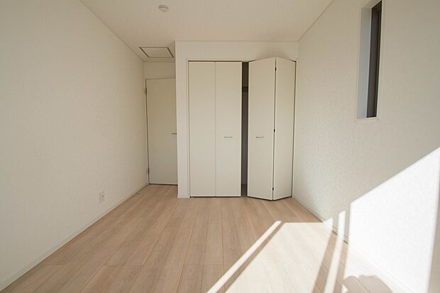 バルコニーに直接出入りできるお部屋です。ちょっと外の空気を吸いたい時や、ベランダでミニガーデニングなども楽しめそうです。