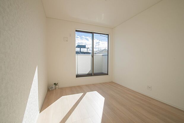 明るい窓のあるお部屋は子供部屋にぴったり。可愛い家具で素敵なお部屋に。