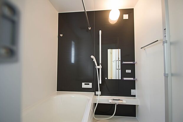 心地よいバスタイムを演出する浴室はゆとりあるサイズを採用。保温機能付き、汚れをはじく有機ガラス系の新素材を採用した浴室。美しく機能的な設備を採用。