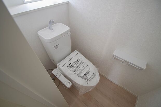快適な生活を送るための必須アイテムとなった洗浄機能付トイレ。おしり洗浄、ビデ洗浄、暖房便座の3つの機能を標準装備しています。