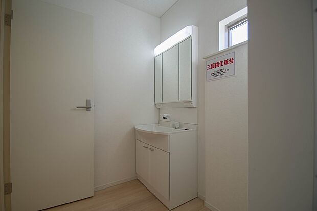 大きく見やすい三面鏡で清潔感ある洗面台は、身だしなみチェックや肌のお手入れに最適です。何かと物が増える場所だからこそ、スッキリと見映えの良い空間に拵えました。