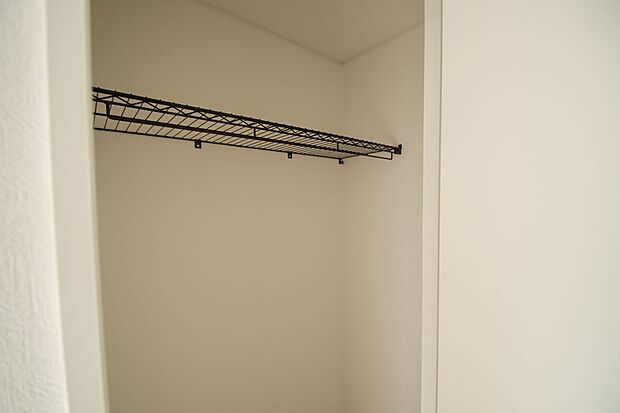 たくさんの洋服をかけてもシワになりにくいウォークインクローゼット。洋服以外にも、普段使わない家電やスーツケース、ストック品など何でも片付く嬉しい空間です。