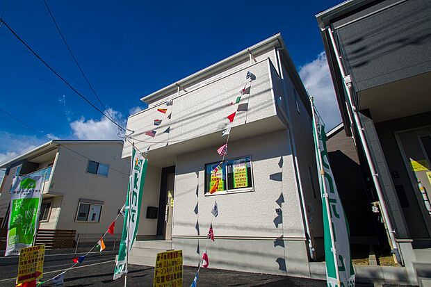 堂々たる趣ながら、主張し過ぎずどこか余裕を感じさせるシャープなフォルムで佇む邸宅は、晴天の空と照らし合わせる事で、本来あるべき完成形の姿を見せてくれます。