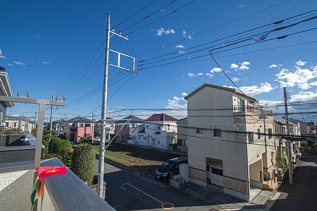 南バルコニーから差し込む陽光・通風は、住環境・快適性と共に有り続ける貴重な「財産」です。この新築戸建に住まう事で手に入れるものは、きっと日常にとっても貴重な存在となるはずです。