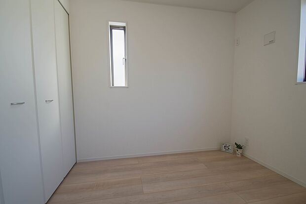 独立性を高めたお部屋。たっぷりの収納も配備しており、片付いた空間を現実出来そう。陽光も降り注ぐ明るく開放的な空間が魅力的。