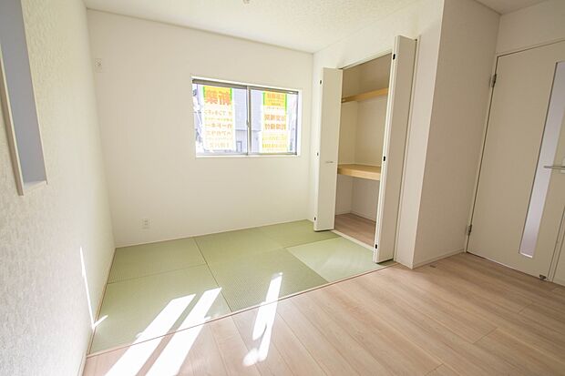 リビングの続き間としても利用できる和室。畳の香りに包まれながら普段は子供の遊び場やご両親様のお部屋として、急な来客の場合は襖を締め切り客間としても利用可能。