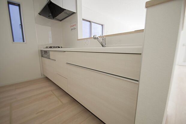 明るく開放的なオープンキッチン。家族とのコミュニケーションが取りやすく、みんなの笑顔が溢れます。