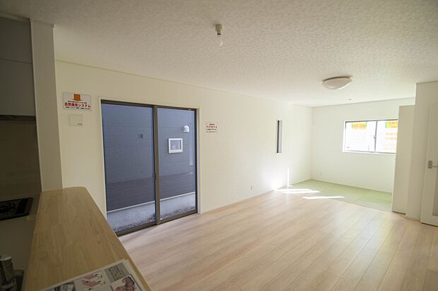 忙しい朝でも家族揃って食事をして頂ける、ゆとりある大きさのダイニングスペース。奥様の手料理をカウンター越しに受けとって頂き、テーブルで囲む素敵な時間を存分にお愉しみ下さい。