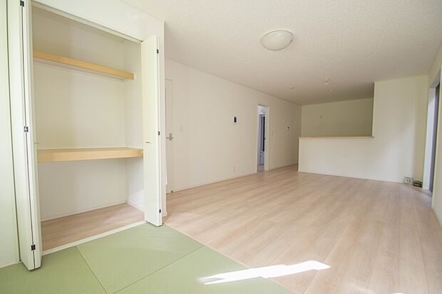 リビングは、食事スペースと寛げる場所設けてもまだ余裕の広さ。明るい光が照らしてくれます。