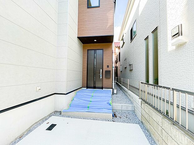 上質感漂う玄関へのアプローチ。居住者の帰り、訪れる方を優しく迎える・安らぎに満ちた生活空間を予感させる。健やかな暮らしを楽しめそう。