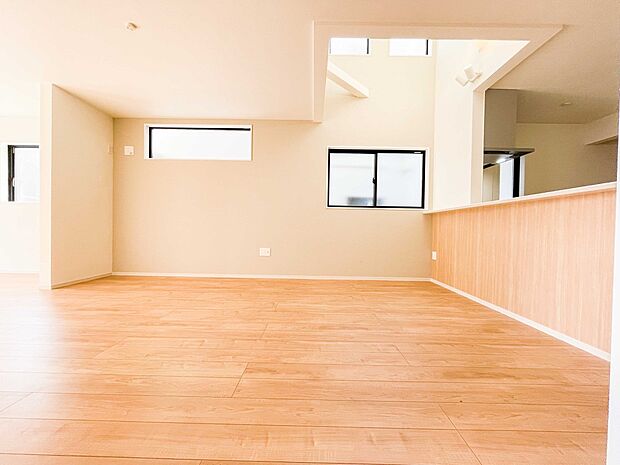 整然とした空間演出、快適な理想の暮らしの実現は家のみの拘りではなく、そこで暮らす方々にとって素敵な環境であることも挙げられると思います。四季折々の変化が奏でる鼓動を楽しんで下さい。