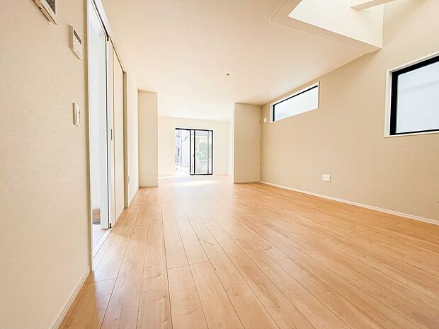 通風・採光に優れ、心地よい光と風が溢れています。 贅沢で豊かな居住性と、プライドを満たすクオリティが見事に調和した住空間。新築ならではの快適なひとときをご体感頂ける筈です。