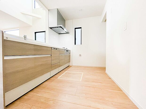 カウンターキッチンは広くて収納力もあるので、快適に料理をすることができます。食器や炊事用具を手の届くところに配置しやすいため調理もスピーディーです。