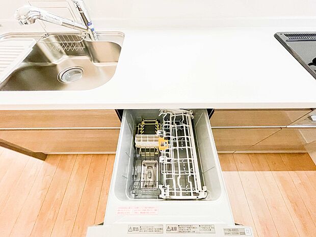 食器洗浄機付きなので、食器洗いの煩わしさから開放されて時間を有効活用できます。手荒れ防止にもなりますよ。
