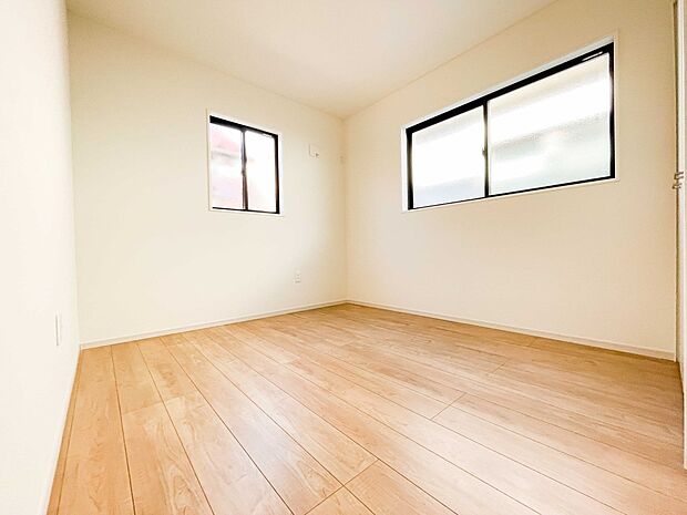 明るい窓のあるお部屋は子供部屋にぴったり。可愛い家具で素敵なお部屋に。