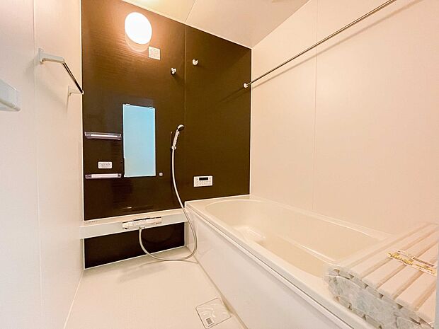 心地よいバスタイムを演出する浴室はゆとりあるサイズを採用。保温機能付き、汚れをはじく有機ガラス系の新素材を採用した浴室。美しく機能的な設備を採用。