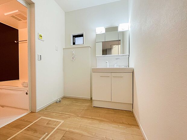 大きく見やすい三面鏡で清潔感ある洗面台は、身だしなみチェックや肌のお手入れに最適です。何かと物が増える場所だからこそ、スッキリと見映えの良い空間に拵えました。