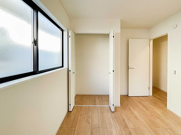 壁面クローゼットのメリットは、衣類が横一列に並ぶためひと目で洋服が選びやすいこと。衣類をたくさんお持ちの方も、限られたスペース内に無理なく収納することができます。