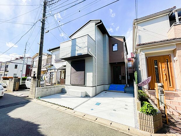 堂々たる趣ながら、主張し過ぎずどこか余裕を感じさせるシャープなフォルムで佇む邸宅は、晴天の空と照らし合わせる事で、本来あるべき完成形の姿を見せてくれます。