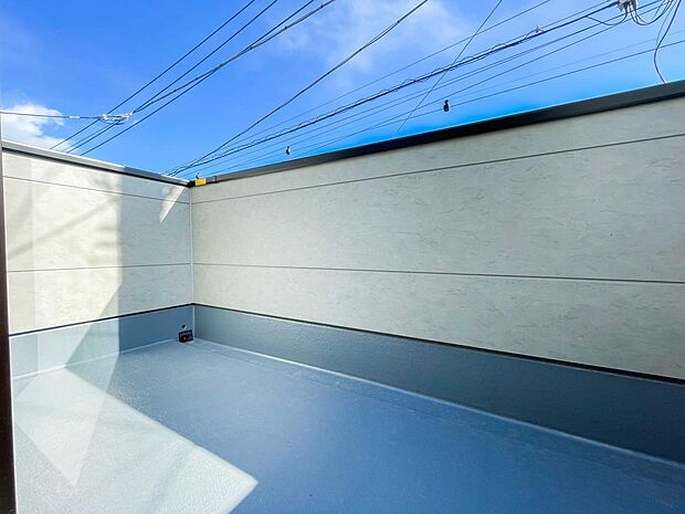 青い空が近くに感じるバルコニーは、爽やかな風をお部屋へ運んでくれます。