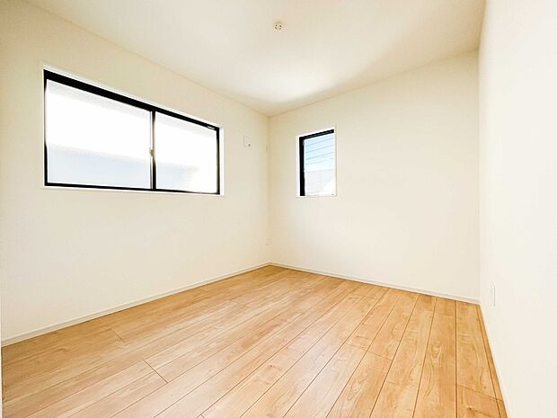 陽射しがぽかぽかと差し込むお部屋は湿気やカビの心配も減るので快適に過ごせます。