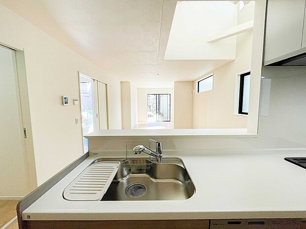 カウンターキッチンなら、リビングで遊ぶ子供の様子を見ながら料理ができるので安心です。料理を運んでもらったり、子供にお手伝いしてもらいやすいのもいいですね♪