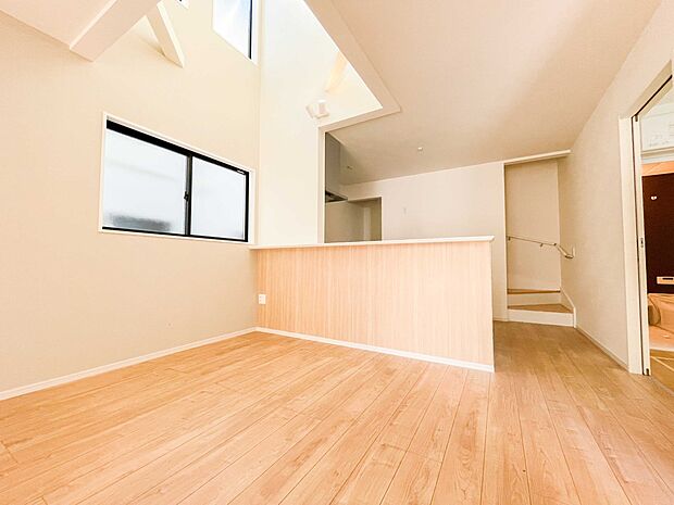 リビングは、食事スペースと寛げる場所設けてもまだ余裕の広さ。明るい光が照らしてくれます。