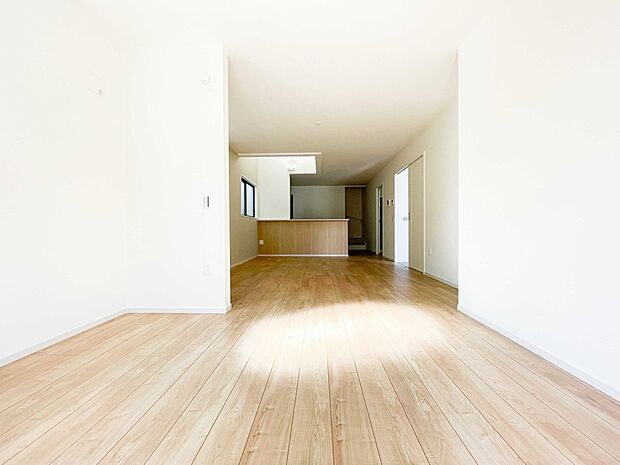 忙しい朝でも家族揃って食事をして頂ける、ゆとりある大きさのダイニングスペース。奥様の手料理をカウンター越しに受けとって頂き、テーブルで囲む素敵な時間を存分にお愉しみ下さい。